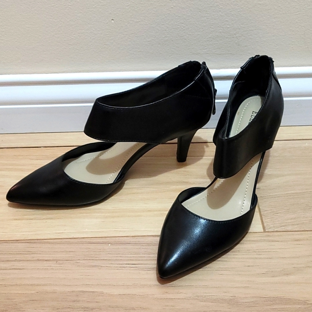 Ellen Tracy black heels with back zip